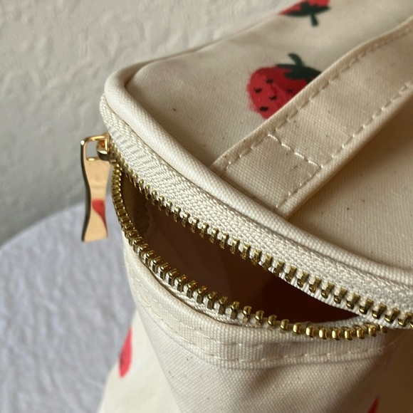 Kate Spade: Strawberry Print Cream Lunch Tote/Bag - Picture 11 of 16